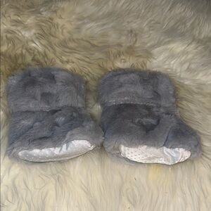 Cozy Gray and white Kids' Furry Booties NWOT size 2